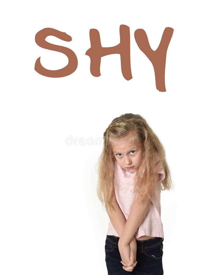 Englische Sprachvokabularschulkarte mit dem Wort schüchtern und ein süßes kleines Mädchen, das schüchtern schaut