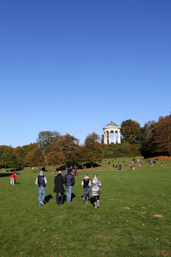 Englischer Garten In Munchen Deutschland Redaktionelles Stockbild Bild Von Platz Reisen 21799614