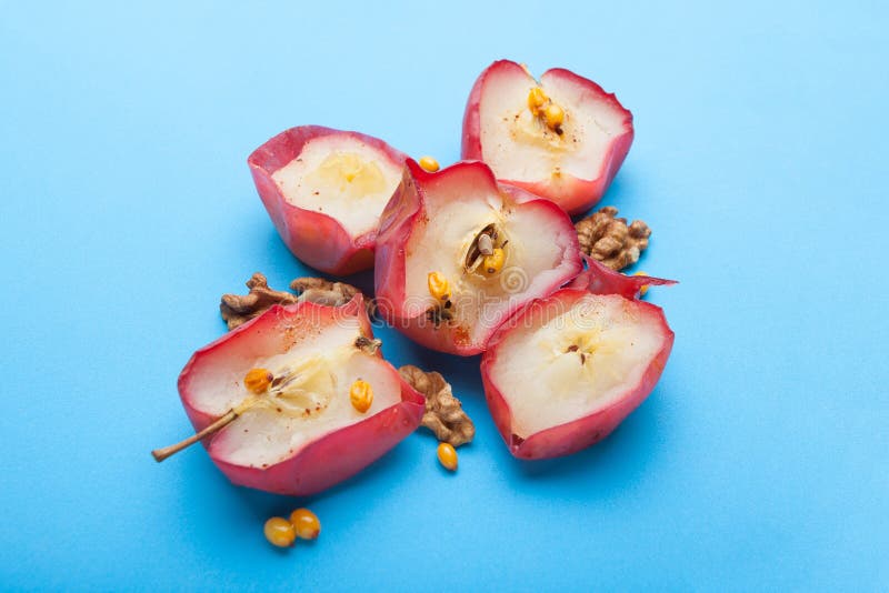 Englisches diätetisches Frühstück - Bratäpfel mit Nüssen und Beeren auf einem blauen Hintergrund lizenzfreie stockfotos Englisches diätetisches Frühstück - Bratäpfel mit Nüssen und Beeren auf einem blauen Hintergrund lizenzfreie stockfotos