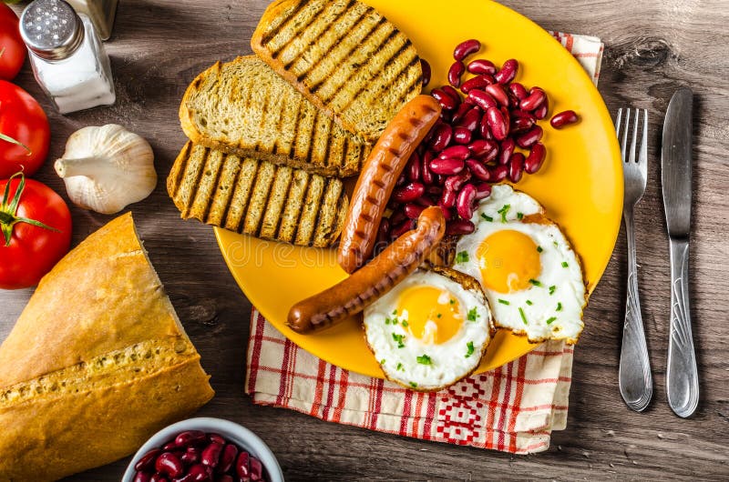 Englisches Frühstück - Knoblauchtoast, Spiegelei, Bohnen Und Englisches ...