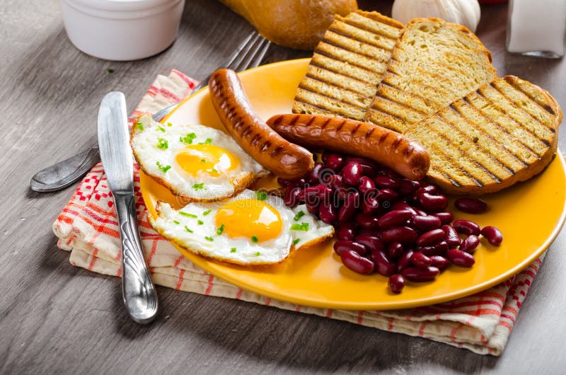 Englisches Frühstück - Knoblauchtoast, Spiegelei, Bohnen Und Englisches ...