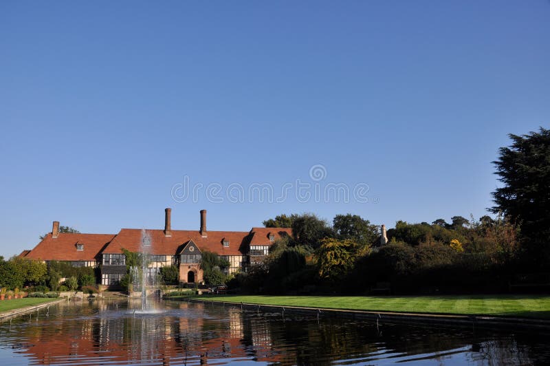 Englisches prächtiges Haus mit Brunnen lizenzfreie stockfotografie Englisches prächtiges Haus mit Brunnen lizenzfreie stockfotografie