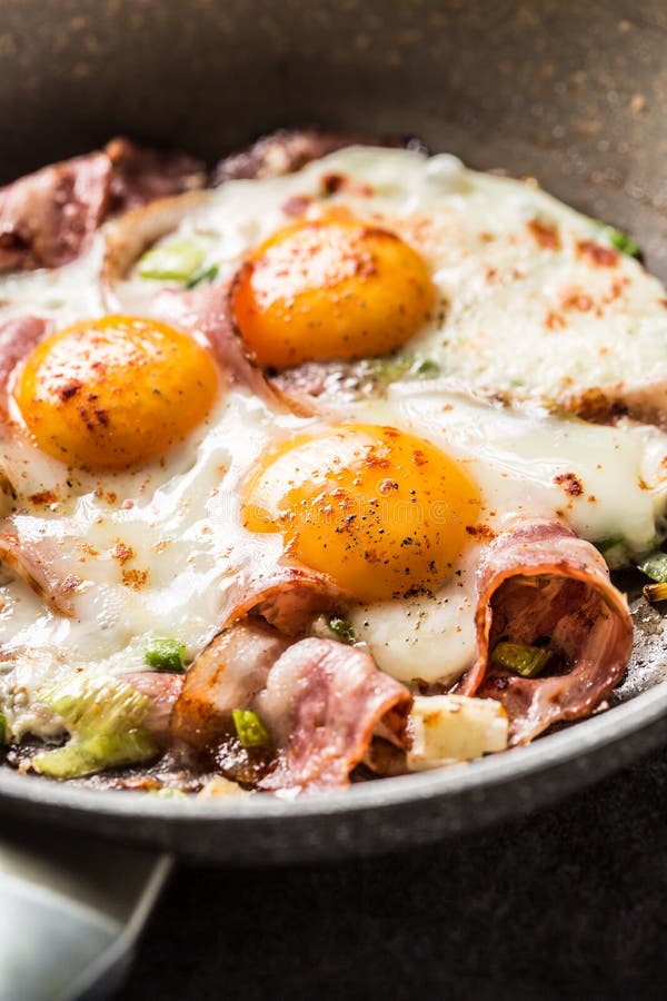 English Breakfast Fried Bacon Ham and Eggs in Ceramic Pan Stock Photo