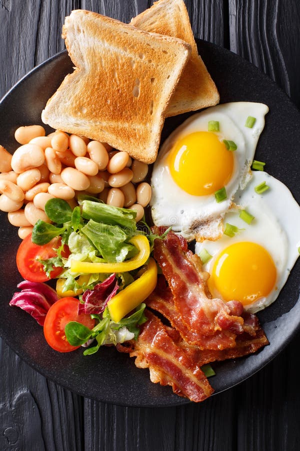 English Homemade Breakfast: Fried Eggs with Bacon, Beans, Toast Stock ...