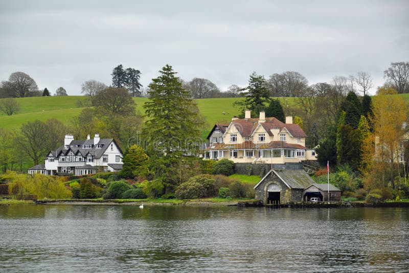 English style: luxury living on lake shore