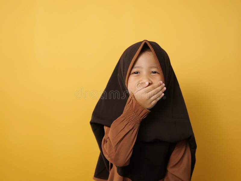 menina muçulmana chorando e rosto assustado desenho animado fofo