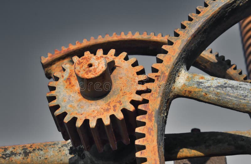 Engranajes industriales o dientes del metal oxidado viejo usados en maquinaria imágenes de archivo libres de regalías Engranajes industriales o dientes del metal oxidado viejo usados en maquinaria imágenes de archivo libres de regalías