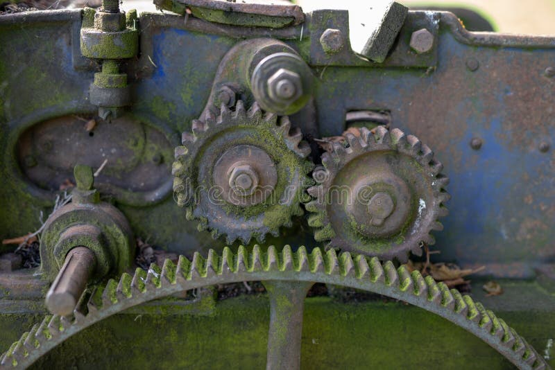 Engranajes oxidados viejos El engranaje rueda adentro el equipo agrícola imágenes de archivo libres de regalías Engranajes oxidados viejos El engranaje rueda adentro el equipo agrícola imágenes de archivo libres de regalías