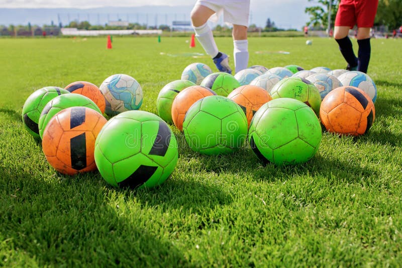 Foto de Um Grupo De Várias Bolas Coloridas Espalhadas Pelo Chão Da Sala De  Jogo e mais fotos de stock de Bola - iStock