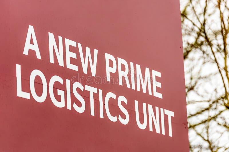 Enheter för lager och för kontor för industriell logistik för fastighetsmäklare som undertecknar den nya främsta logistikenheten royaltyfri bild Enheter för lager och för kontor för industriell logistik för fastighetsmäklare som undertecknar den nya främsta logistikenheten royaltyfri bild