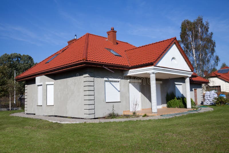 Enig familie grijs huis stock afbeeldingen Enig familie grijs huis stock afbeeldingen
