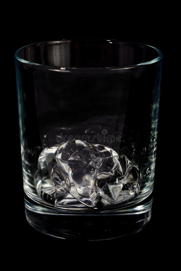 Enig glas met ijsblokje stock fotografie Enig glas met ijsblokje stock fotografie