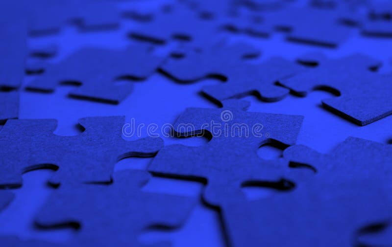 Enigmas apresentados na cor azul da tabela foto de stock royalty free Enigmas apresentados na cor azul da tabela foto de stock royalty free