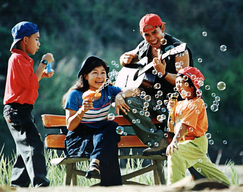 Familia disfrutar cantando común.