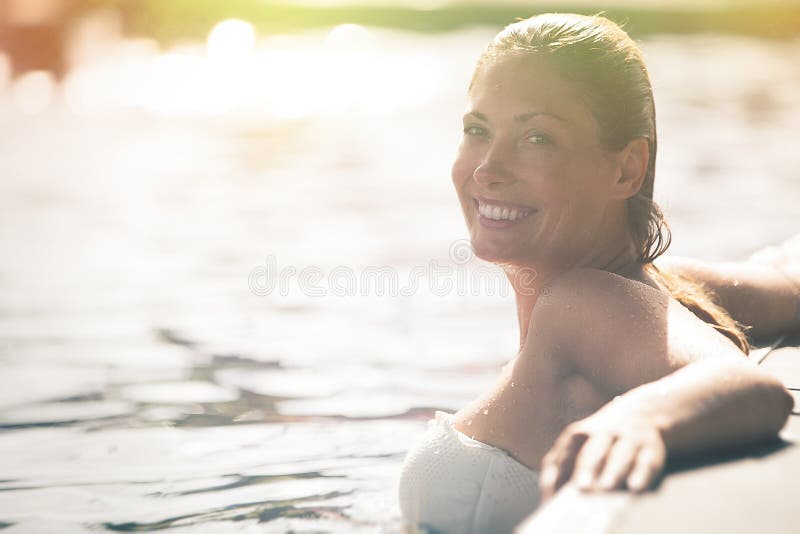 Mujer hermosa el gran sonrisa en el agua en nadar piscina.