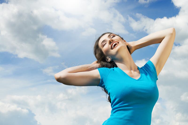 Hermosa chica feliz verano el sol.