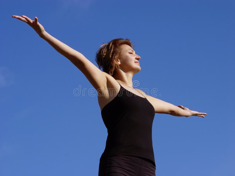 Mujer joven feliz vida afuera.