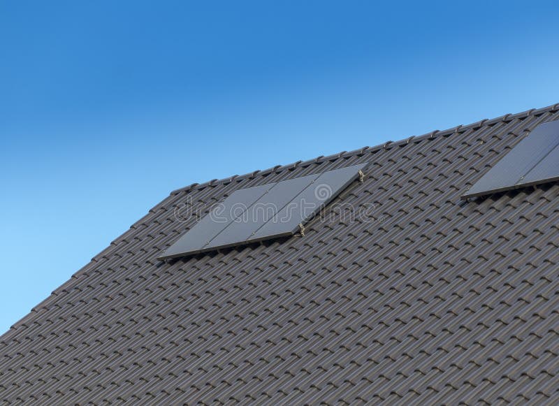 Enkel bild av ett tak med solpaneler, belagt med tegel tak med solpanelen arkivfoton Enkel bild av ett tak med solpaneler, belagt med tegel tak med solpanelen arkivfoton