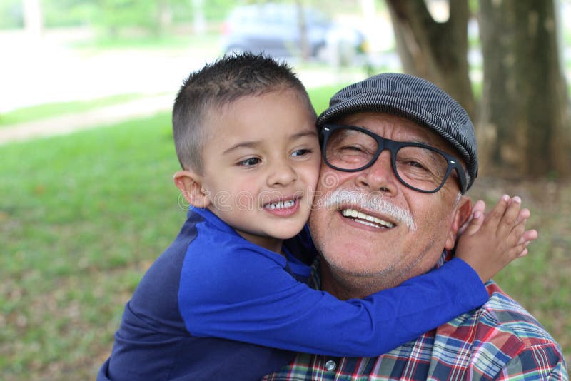 Enkel, der Liebe für Großvater zeigt