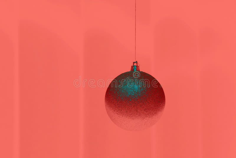 Enkel julboll på bakgrund i färg av året 2019 Pantone - bo korall arkivfoto Enkel julboll på bakgrund i färg av året 2019 Pantone - bo korall arkivfoto