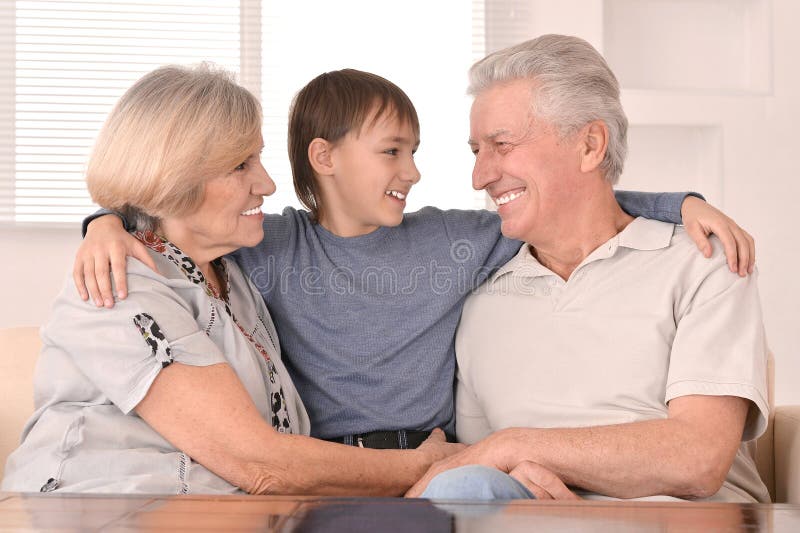 Enkel mit seinen Großeltern