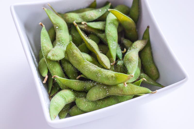 Enkel servering av Edamame-ärter i Stylish White Bowl arkivfoto