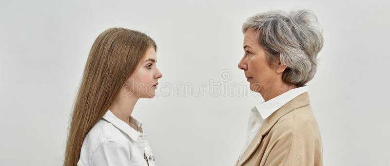 Enkelin und Großmutter sehen einander an stockfotos