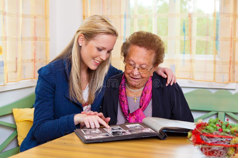 Enkelkind besucht Großmutter stockfotos Enkelkind besucht Großmutter stockfotos