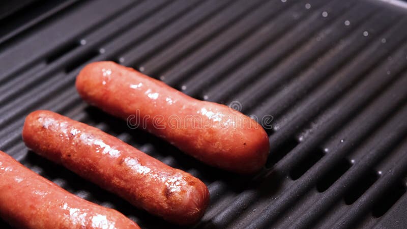 Enlever les saucisses du gril fermer 4k résolution vidéo délicieux rôti rôti grillé plat de viande prêt pour pique-nique ou fête banque de vidéos