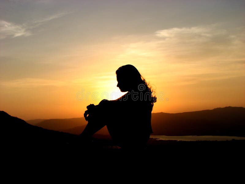 Indické hinduistické žena sedící klidně po meditaci na slunce při východu slunce.