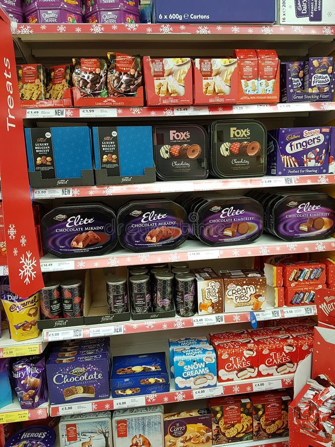 Ennis, Irlande - 17 novembre 2017 : Tesco entreposé en Ennis County Clare, Irlande Sélection de divers chocolats de Noël, bonbons photos stock Ennis, Irlande - 17 novembre 2017 : Tesco entreposé en Ennis County Clare, Irlande Sélection de divers chocolats de Noël, bonbons photos stock