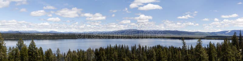 Enny Lake bei großartigem Teton - Panoramaansicht vom Inspirations-Punkt lizenzfreies stockfoto Enny Lake bei großartigem Teton - Panoramaansicht vom Inspirations-Punkt lizenzfreies stockfoto