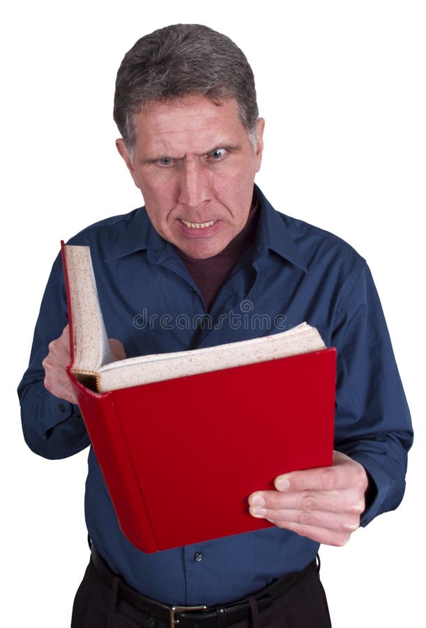 Enojado enojado del libro de lectura del hombre aislado en blanco foto de archivo Enojado enojado del libro de lectura del hombre aislado en blanco foto de archivo