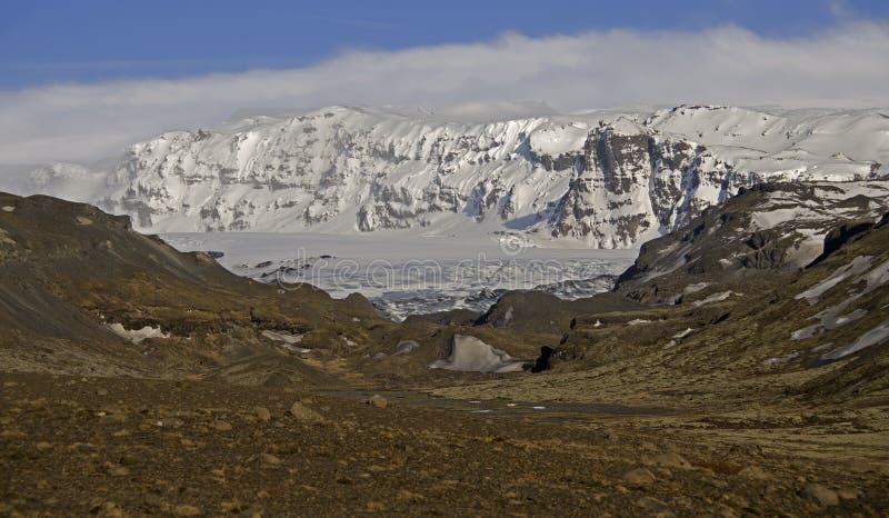 Enorm vit glaciär i bakgrundsbergen i Island