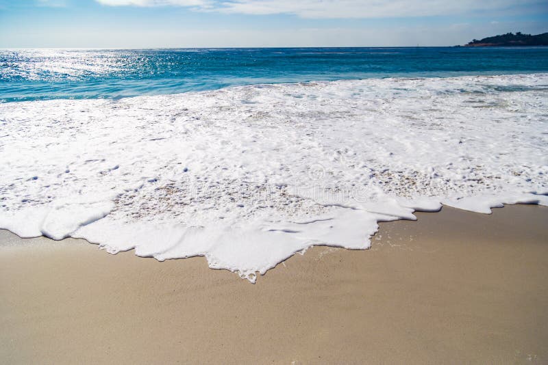 Enorma havvågor i Carmel-vid--havet, i Kalifornien, USA arkivbild Enorma havvågor i Carmel-vid--havet, i Kalifornien, USA arkivbild