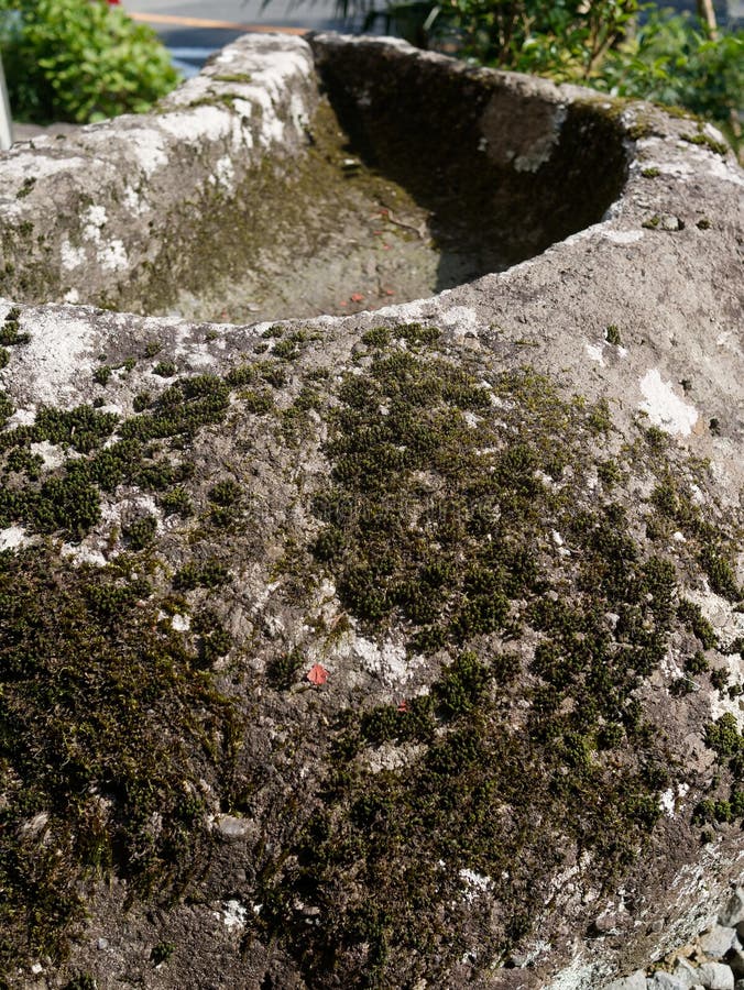 Enorme bacia de depuração de pedra japonesa / fonte foto de stock Enorme bacia de depuração de pedra japonesa / fonte foto de stock