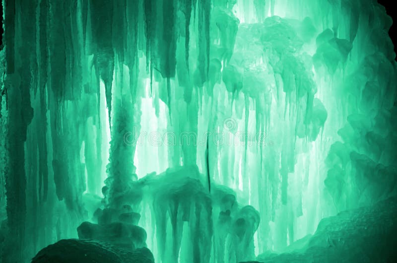 Enorme Eiseiszapfen Große Eisblöcke gefrorener Wasserfall oder Wasser Hellgrüner Eishintergrund Gefrorener Stromwasserfall