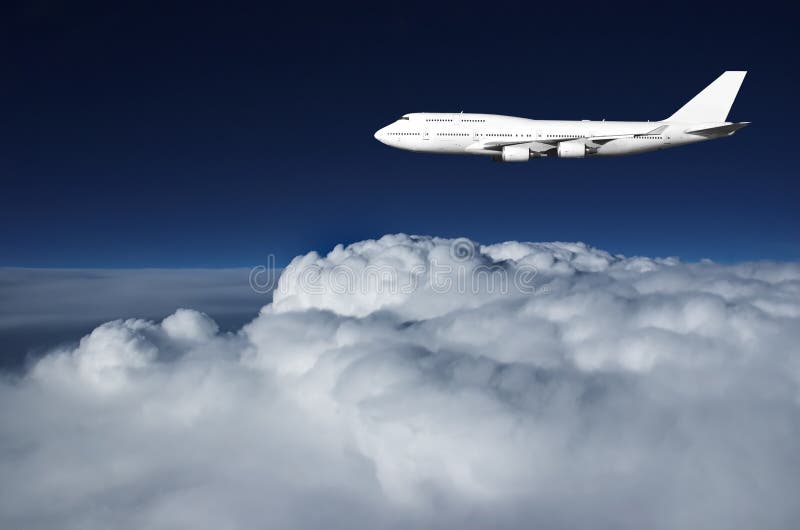Enorme - jato no céu da noite imagem de stock Enorme - jato no céu da noite imagem de stock