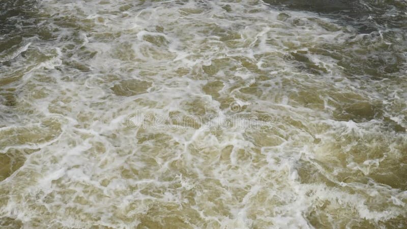 Enorme massa water in de whirlpools. gusting water van de elbe - rivier onder weir in de stad podebrady.