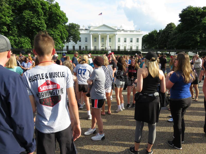 Enorme Menge von Leuten am Weißen Haus im Washington DC lizenzfreie stockbilder Enorme Menge von Leuten am Weißen Haus im Washington DC lizenzfreie stockbilder