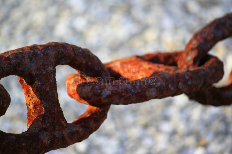 Enorme rostige verbundene Ankerseemannkette vom Ozeandampfer lizenzfreies stockbild Enorme rostige verbundene Ankerseemannkette vom Ozeandampfer lizenzfreies stockbild