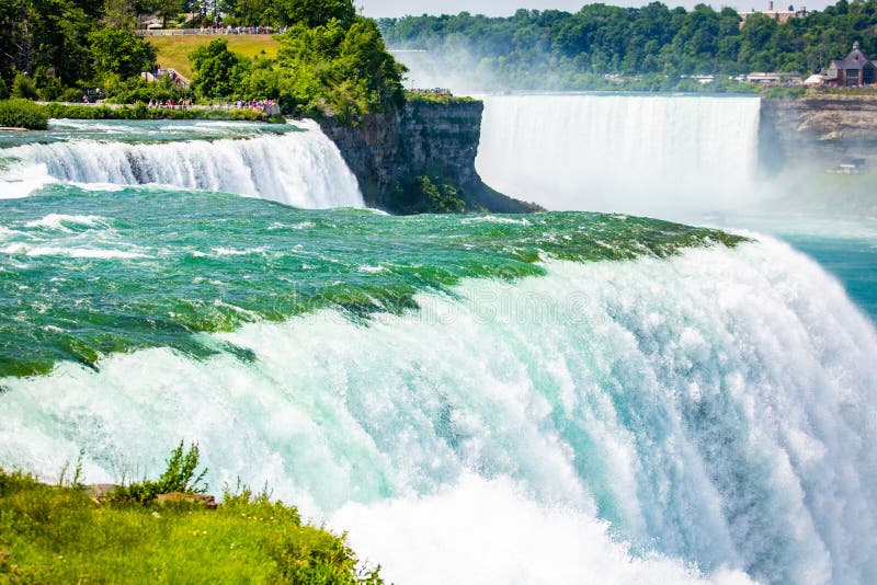 Enorme Wasserfallkaskaden schließen oben im Sommer stockfoto