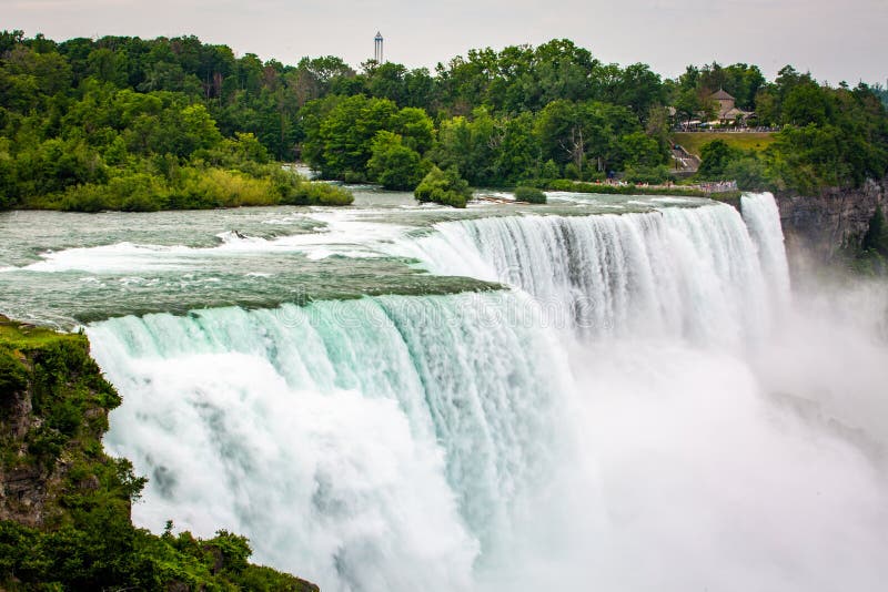 Enorme Wasserfallkaskaden schließen oben im Sommer stockfotografie