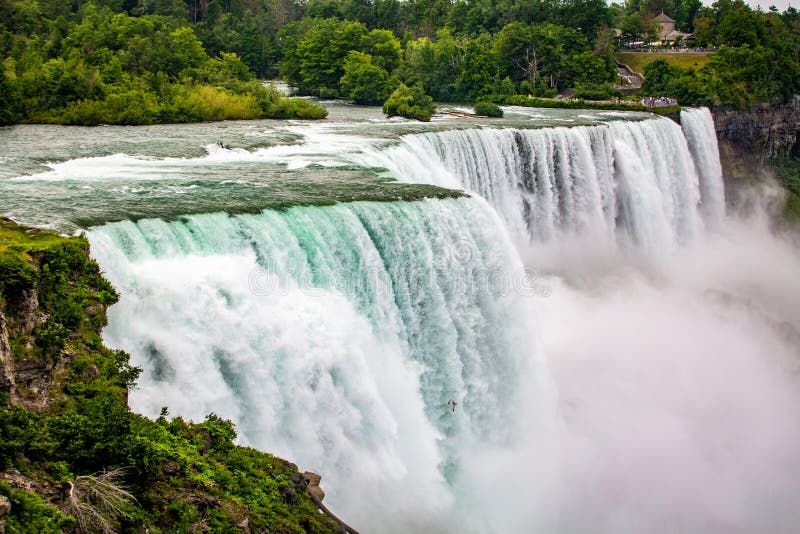 Enorme Wasserfallkaskaden schließen oben im Sommer lizenzfreies stockfoto