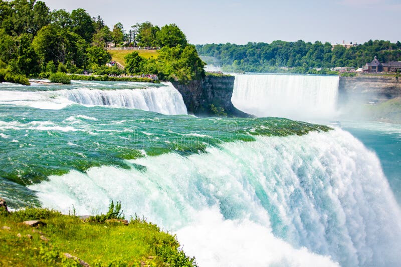 Enorme Wasserfallkaskaden schließen oben im Sommer lizenzfreies stockbild