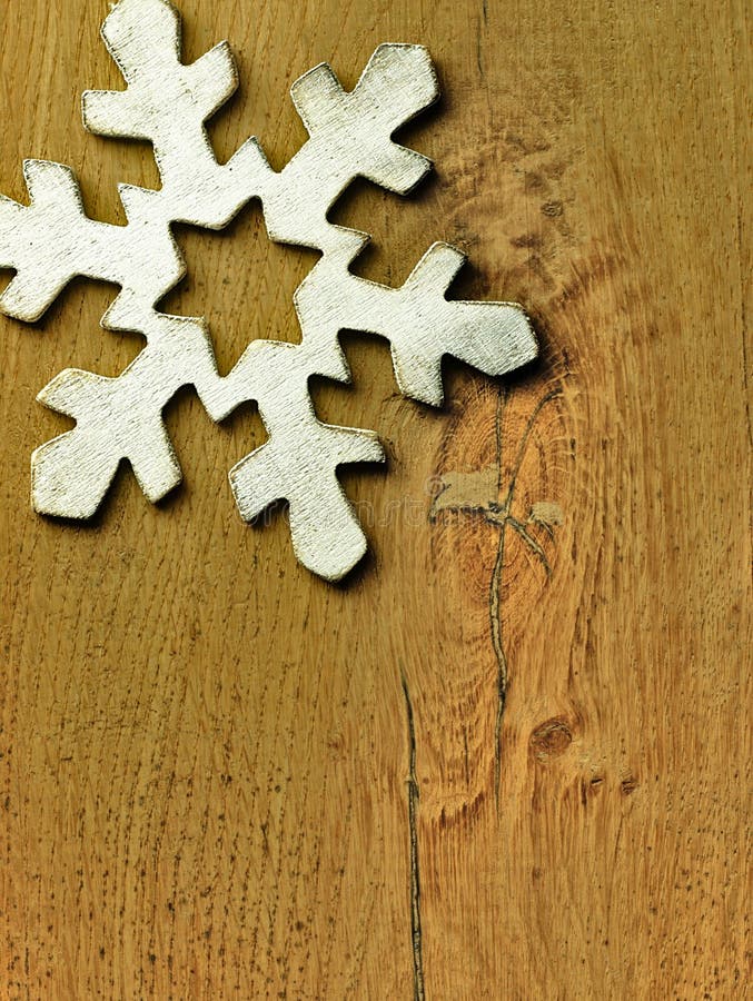 Enorme weiße Schneeflocke und hölzerner Hintergrund stockbild Enorme weiße Schneeflocke und hölzerner Hintergrund stockbild