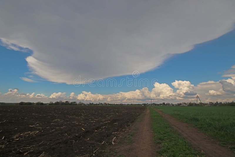 Enorme Wolke über eine leere Landschaftsstraße. lizenzfreie stockbilder