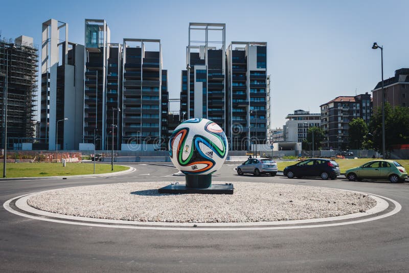 Enormer Brazuca-Pflichtspielball mitten in einem Karussell in Mailand, Italien stockfotos Enormer Brazuca-Pflichtspielball mitten in einem Karussell in Mailand, Italien stockfotos