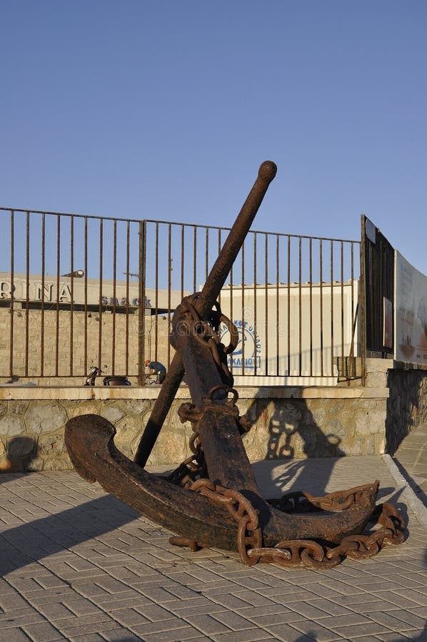 Enormer Eisen-Anker im Hafen von Iraklio die Hauptstadt von Kreta in Griechenland stockbilder Enormer Eisen-Anker im Hafen von Iraklio die Hauptstadt von Kreta in Griechenland stockbilder