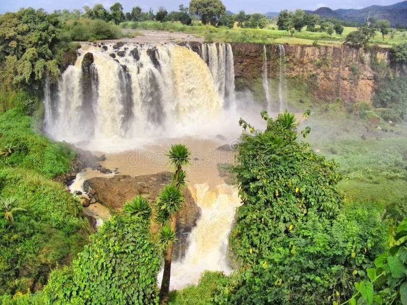 Enormer Flusswasserfall lizenzfreie stockfotos